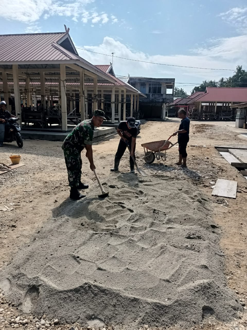 Jaga Kebersihan, Babinsa Koramil 07/Kampar Bersama Masyarakat Lakukan Pembersihan Pasar