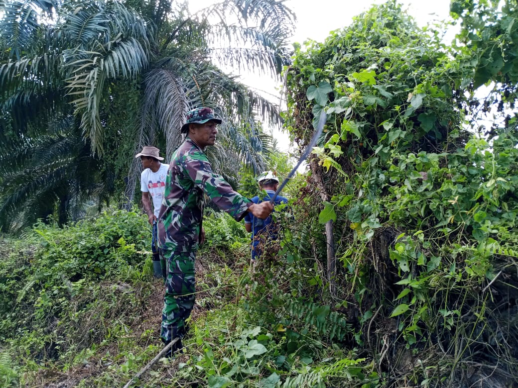 Babinsa Koramil 07/ Kampar Gotong -Royong Masyarakat Ciptakan Rasa Peduli Kebersihan Lingkungan