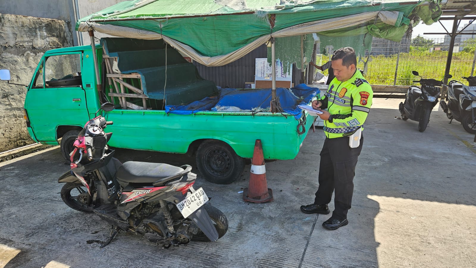Putar Balik Tak Hati-Hati, Honda Beat Tabrak Mobil Box Indomaret di Jalan Arifin Ahmad