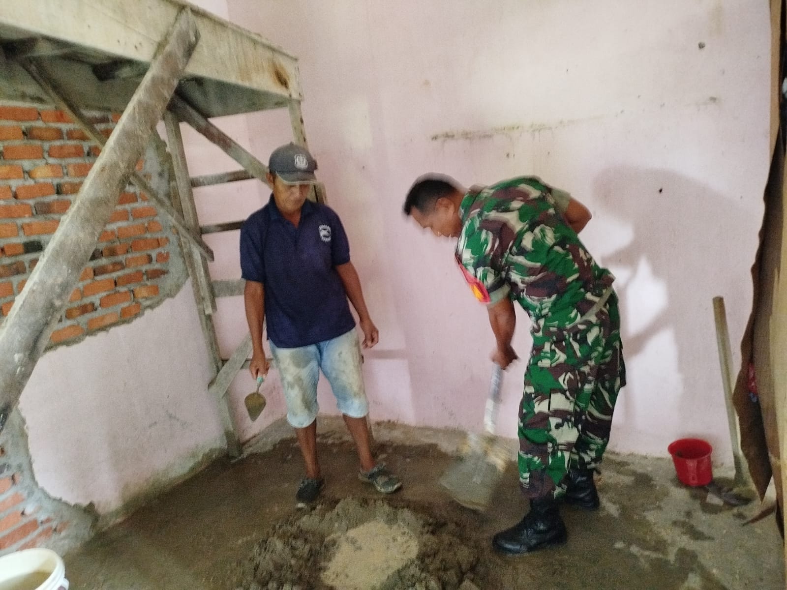 Kemanunggalan TNI dengan Rakyat, Babinsa Koramil 07/ Kampar Kodim 0313/KPR Goro Rehab Rumah Warga