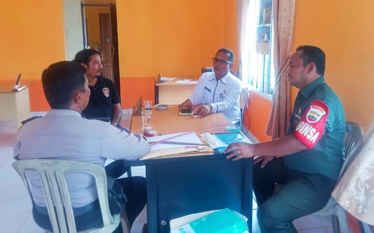 Babinsa bersama Bhabinkamtibmas Melaksanakan Komsos bersama Apdes