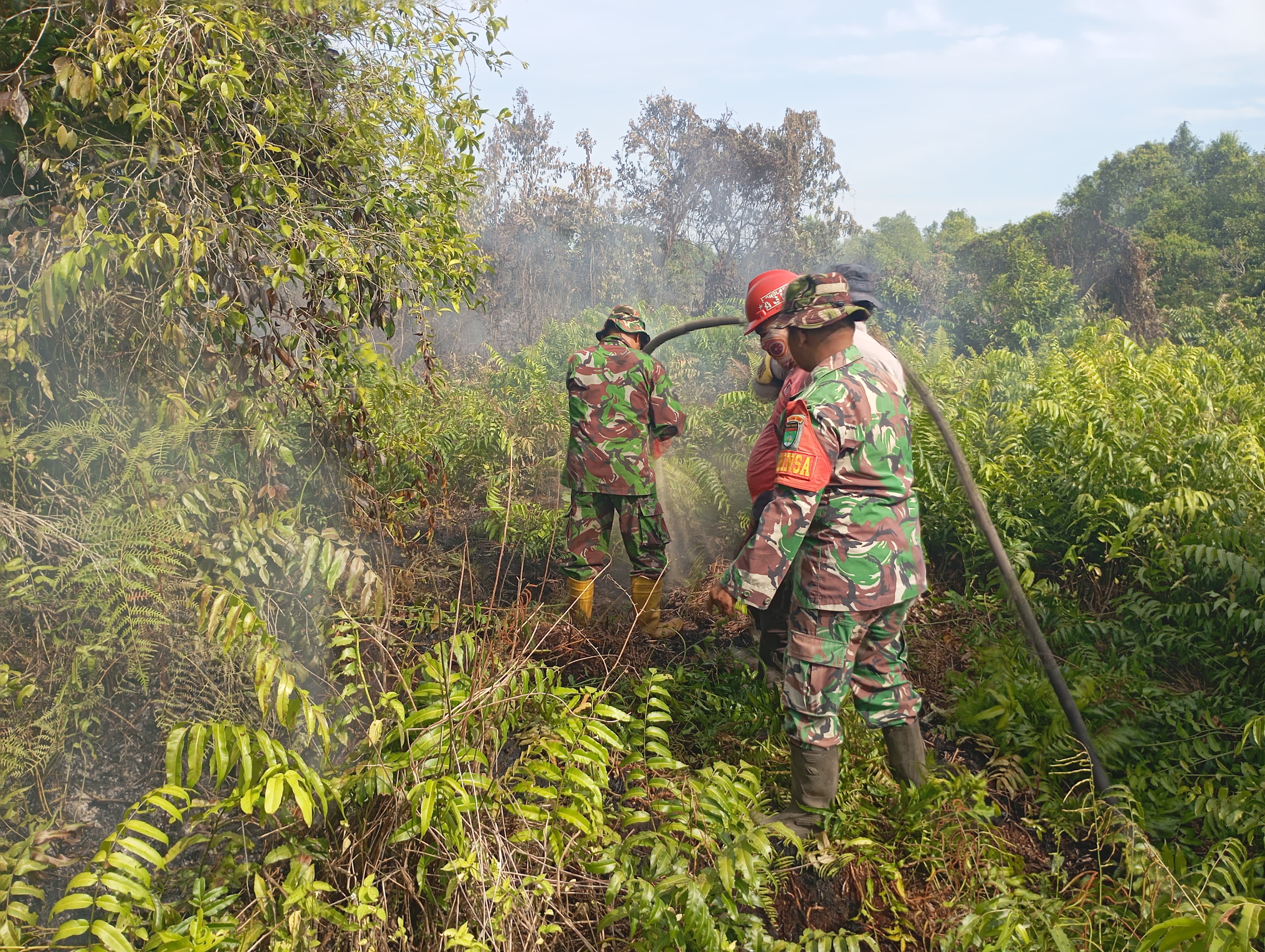 Babinsa Koramil 07/Kampar Padamkan Api Karhutla di Desa Rimbo Panjang