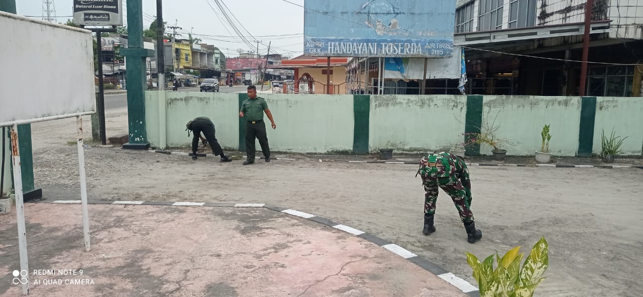 Ciptakan Suasana Kerja Nyaman, Personel Koramil 07/ Kampar Bersihkan Pangkalan