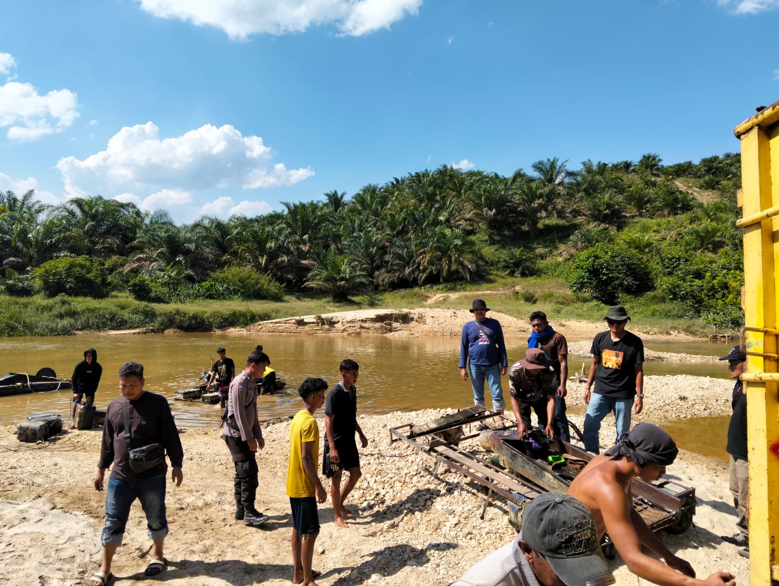 Operasi PETI di Kampar Kiri, Polisi Amankan 7 Rakit dan Gagalkan Aktivitas Tambang Emas Ilegal