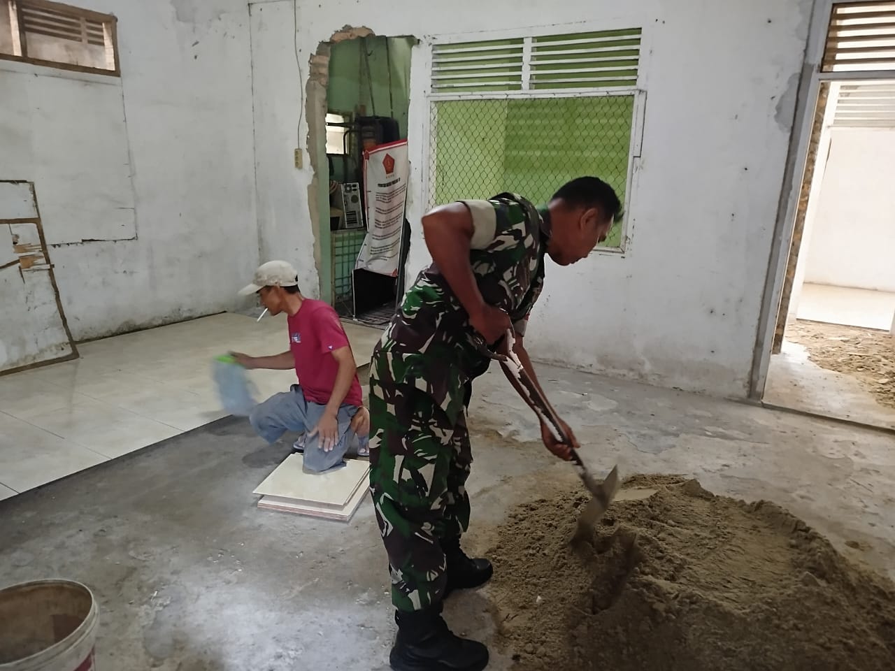 Kemanunggalan TNI, Babinsa Koramil 07/Kampar Goro Rehab Rumah Masyarakat Tidak Mampu
