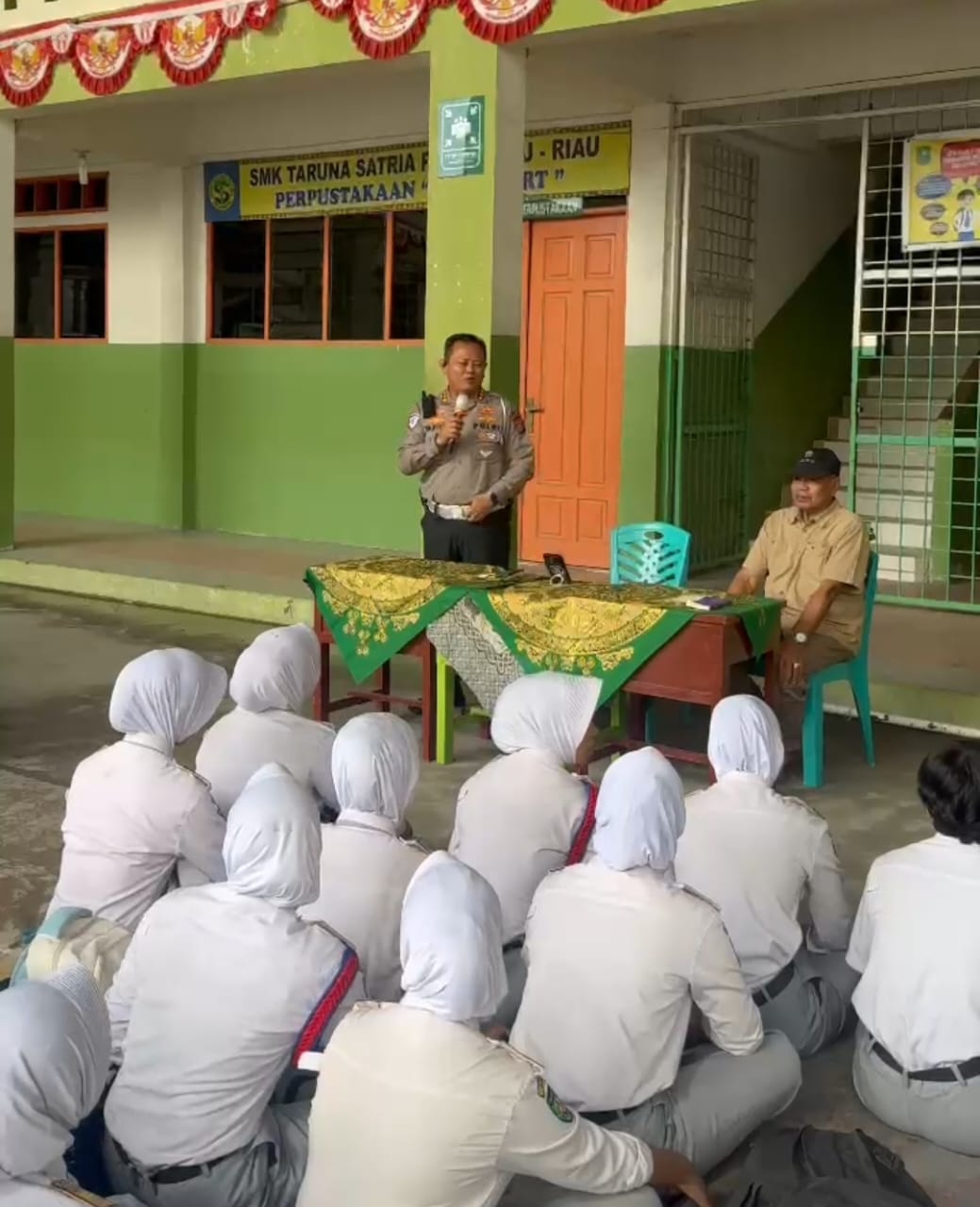 Dirlantas Polda Riau Edukasi Pelajar SMK Taruna Satria Soal Tertib Lalu Lintas dan Green Policing
