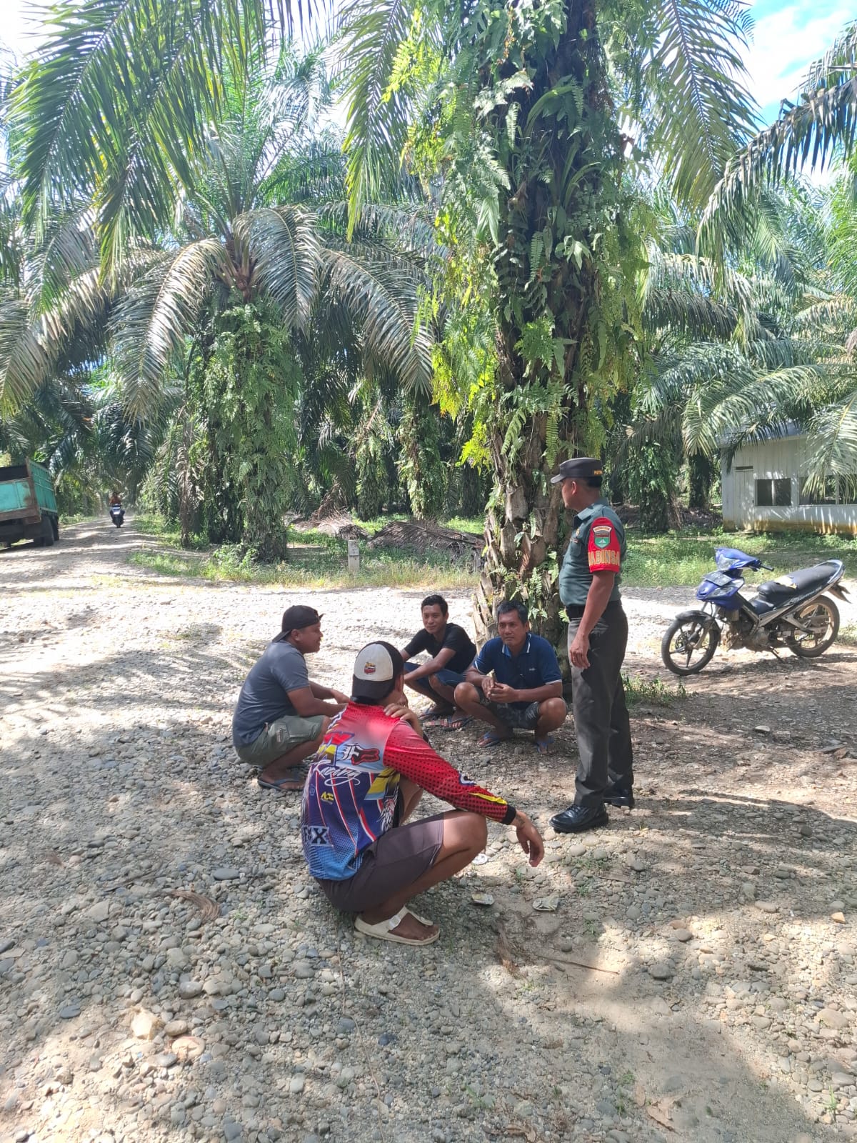 Babinsa Koramil 08/Tandun Laksanakan Komsos di Desa Tapung Jaya