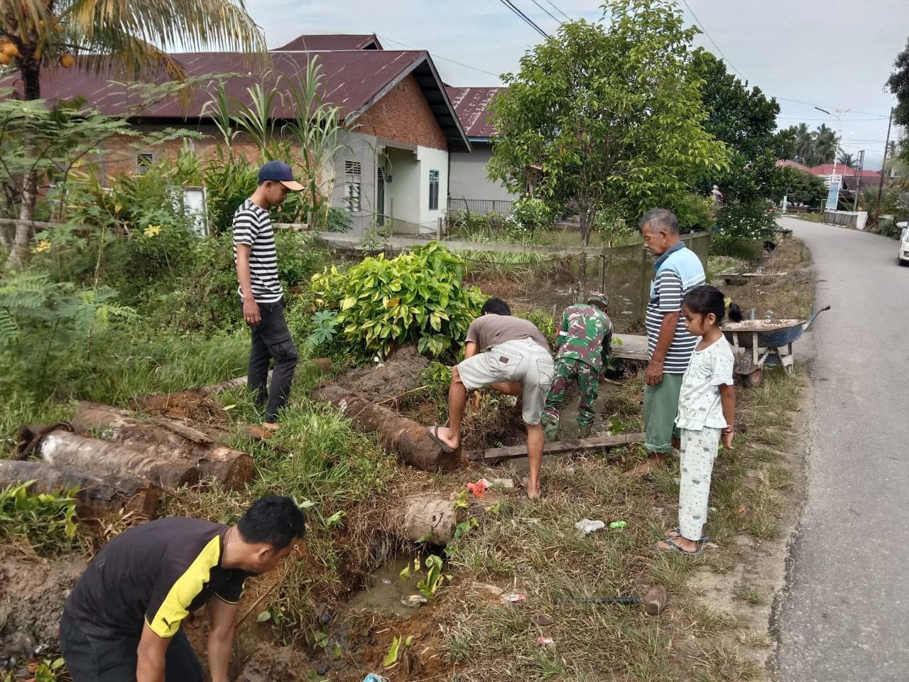 Babinsa Koramil 13/Rokan IV Koto Gotong Royong Bersihkan Parit Bersama Warga