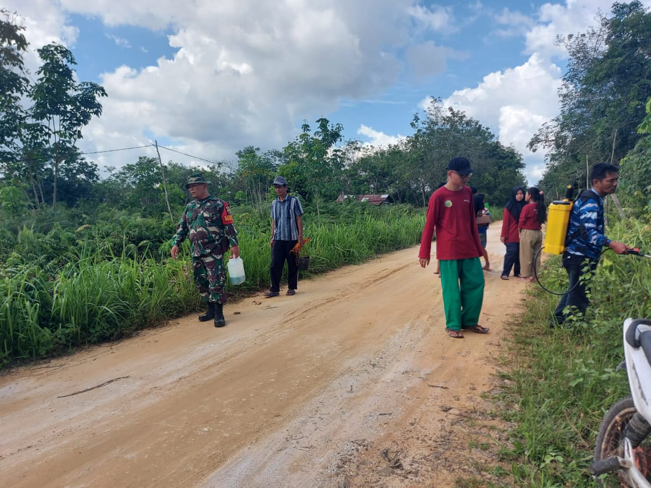 Babinsa Koramil 07/ Kampar Serda Mardani Bersama Warga Goro Bersihkan Rumput Liar dan Sampah