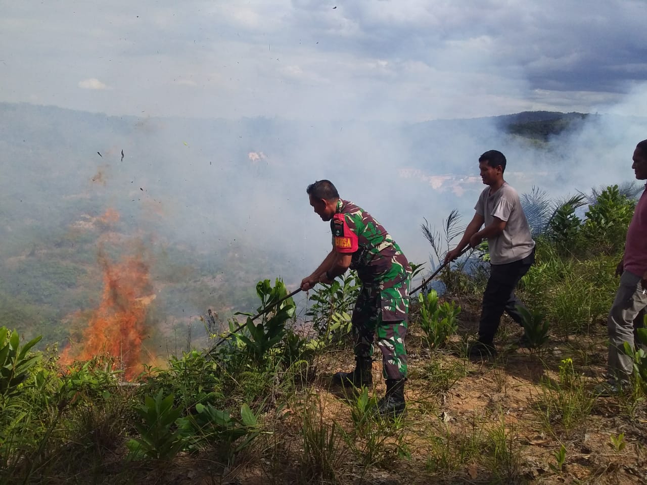 Babinsa Koramil 12/ XIII Koto Kampar Bersama Tim Damkar Padamkan Kebakaran Lahan di Tanjung Alai
