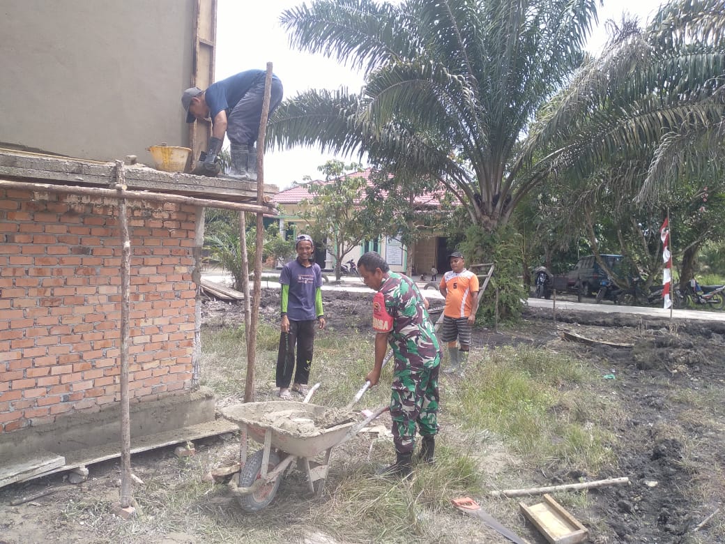 Jalin Kebersamaan Babinsa Koramil 07/Kampar Gotong Royong Bangun Masjid