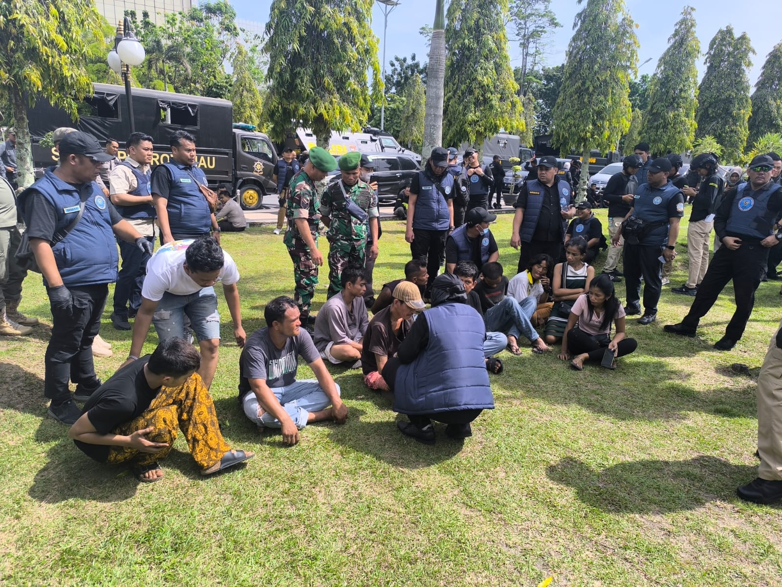 BNNP Riau Bersama Aparat Gabungan Gerebek Kampung Narkoba, 14 Warga Terjaring Razia