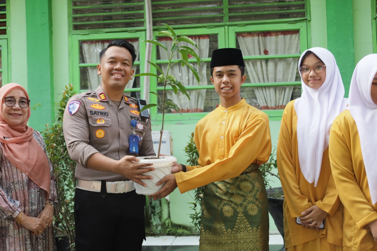 Polresta Pekanbaru Edukasi Pelajar SMAN 9 Tentang Keselamatan, Narkoba, dan Lingkungan