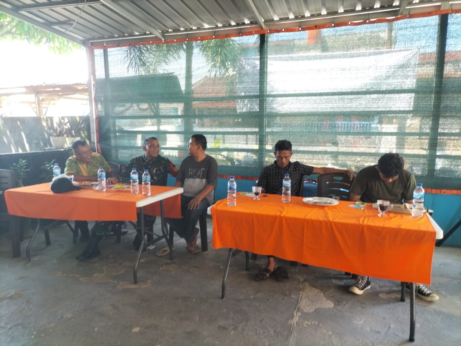 Tumbuhkan Masyarakat Bermoral, Babinsa Koramil 06 Siak Hulu Komsos Dengan Warga di Kampung Pancasila