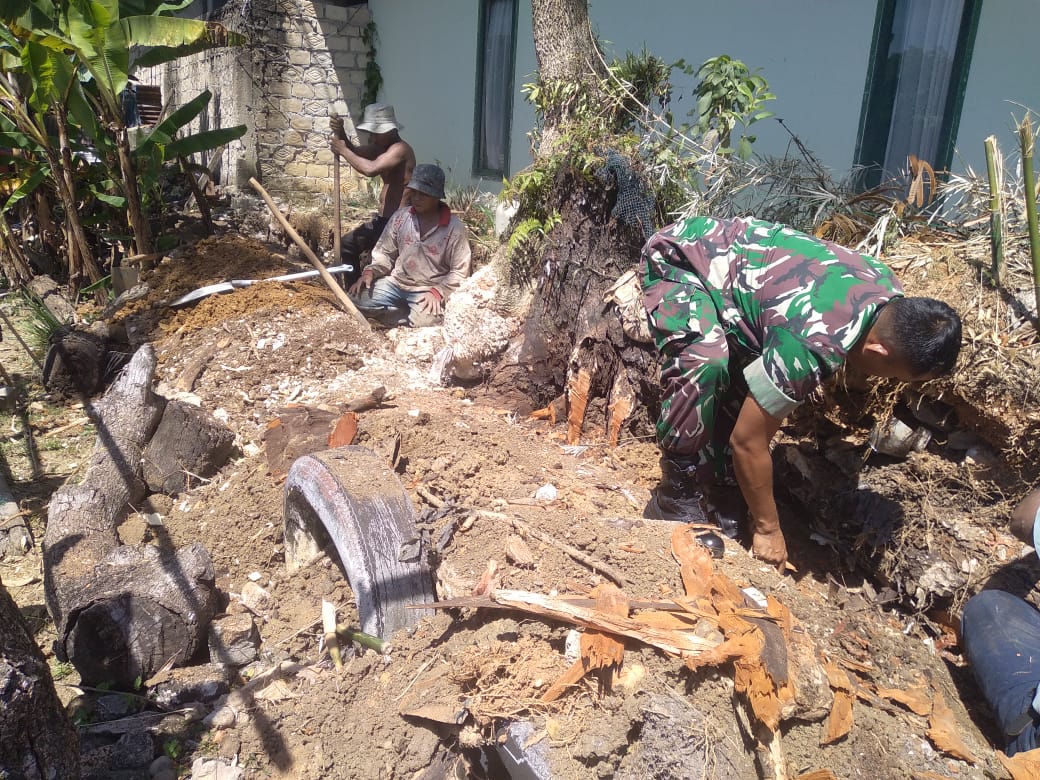 Babinsa Koramil 07/Kampar Tunjukkan Kepedulian, Bantu Rehab Rumah Warga di Desa Sungai Jalau