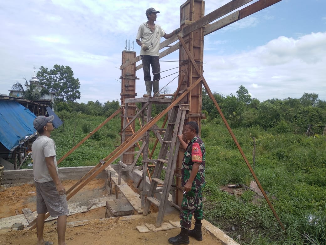Babinsa Koramil 07/Kampar Serma Martha Suryadi dan Warga Laksanakan Goro Bangun Musholla