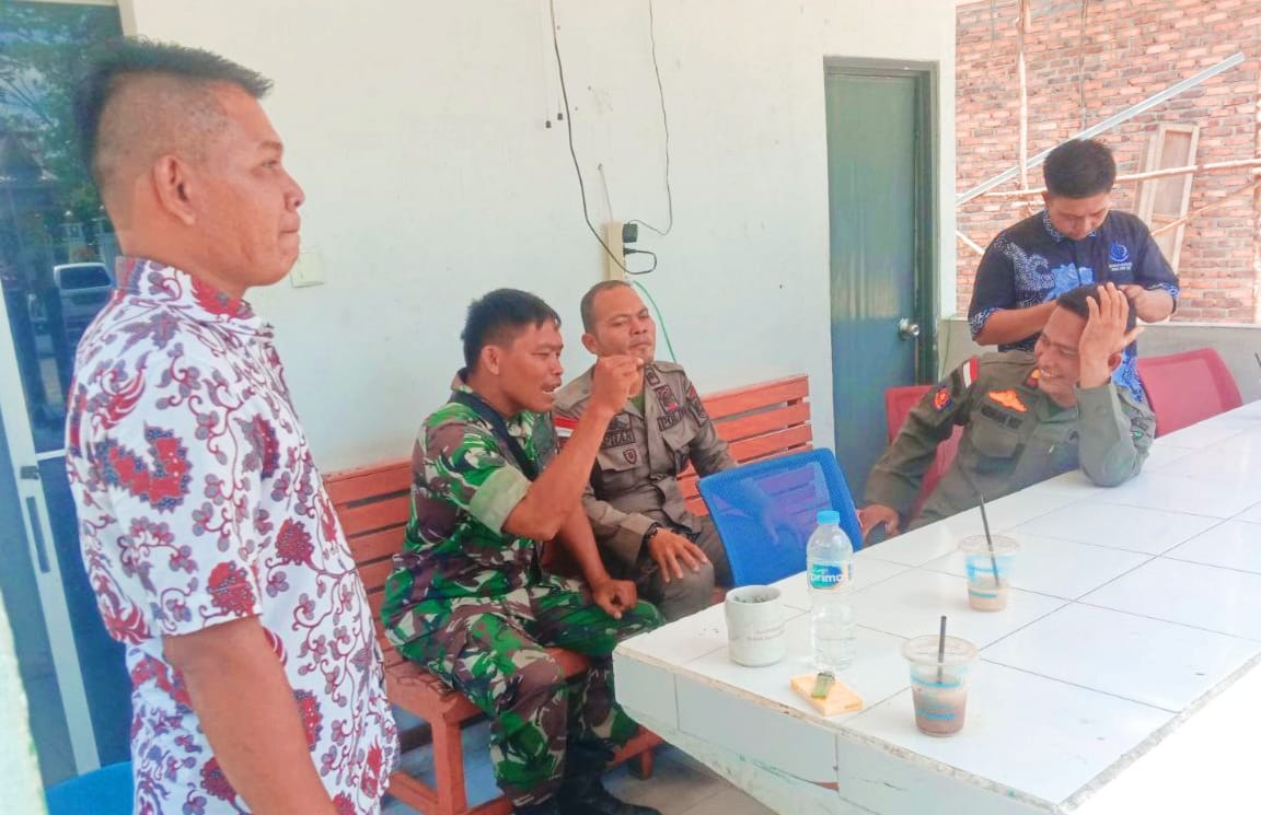 Babinsa Koramil 02 Rambah Kodim 0313/KPR Melaksanakan Komsos