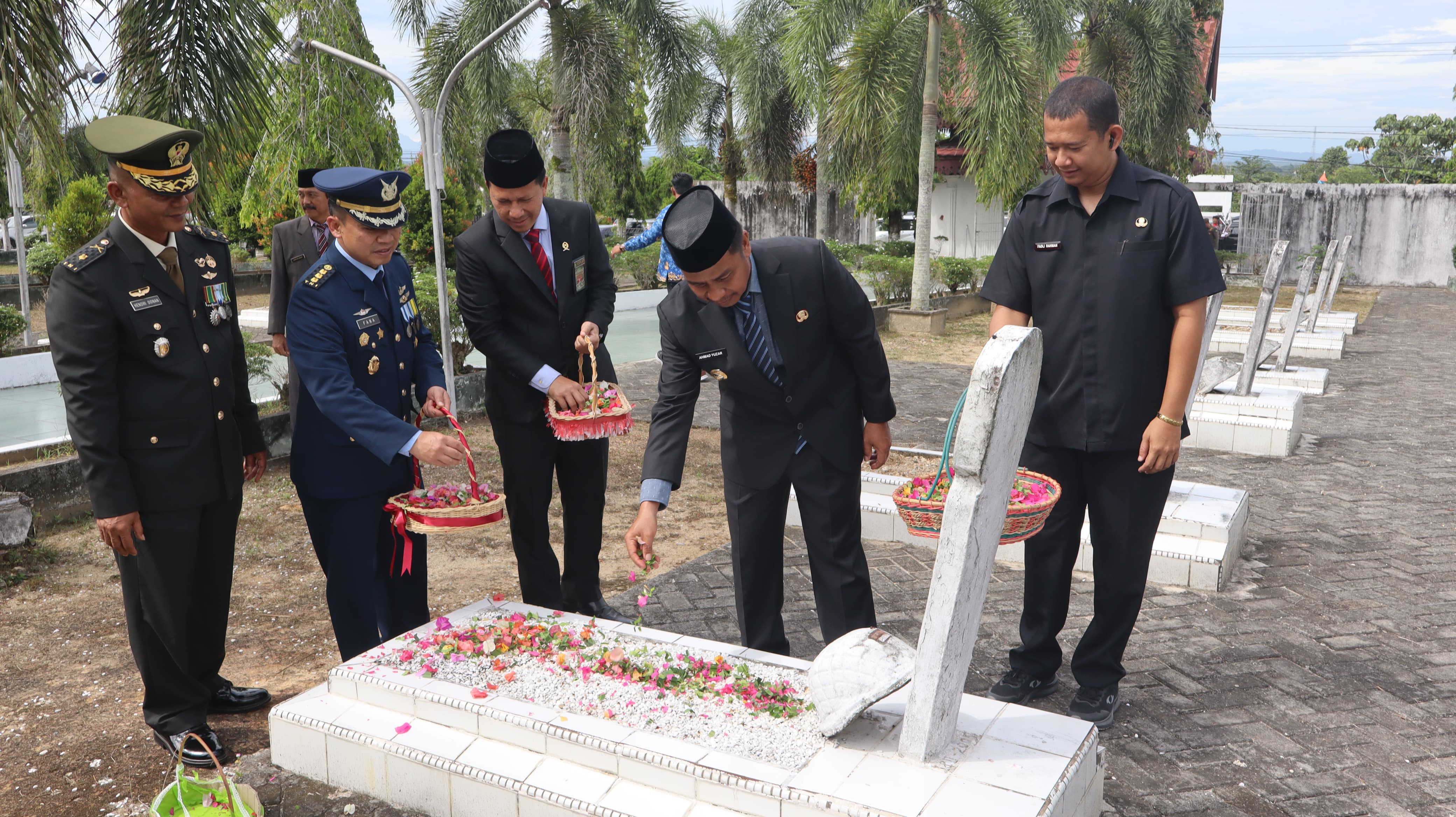 Kenang Jasa Pahlawan, Kodim 0313/KPR Bersama Forkopimda Kampar Laksanakan Ziarah Rombongan