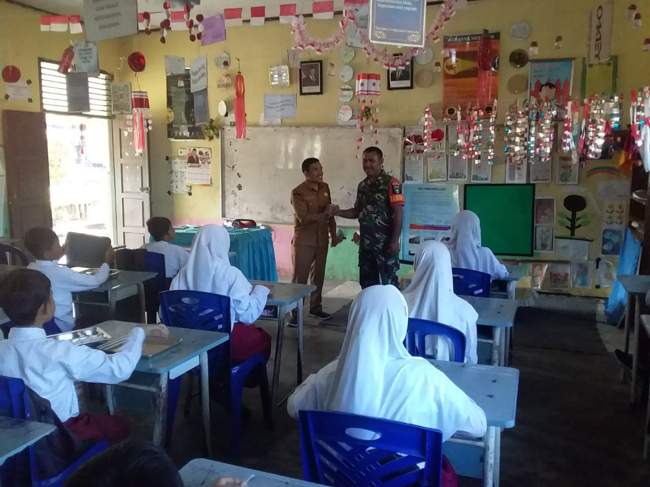 Babinsa Sertu Evi Candra Menyalurkan Makanan Bergizi Gratis di SD Negeri 001 Binamang