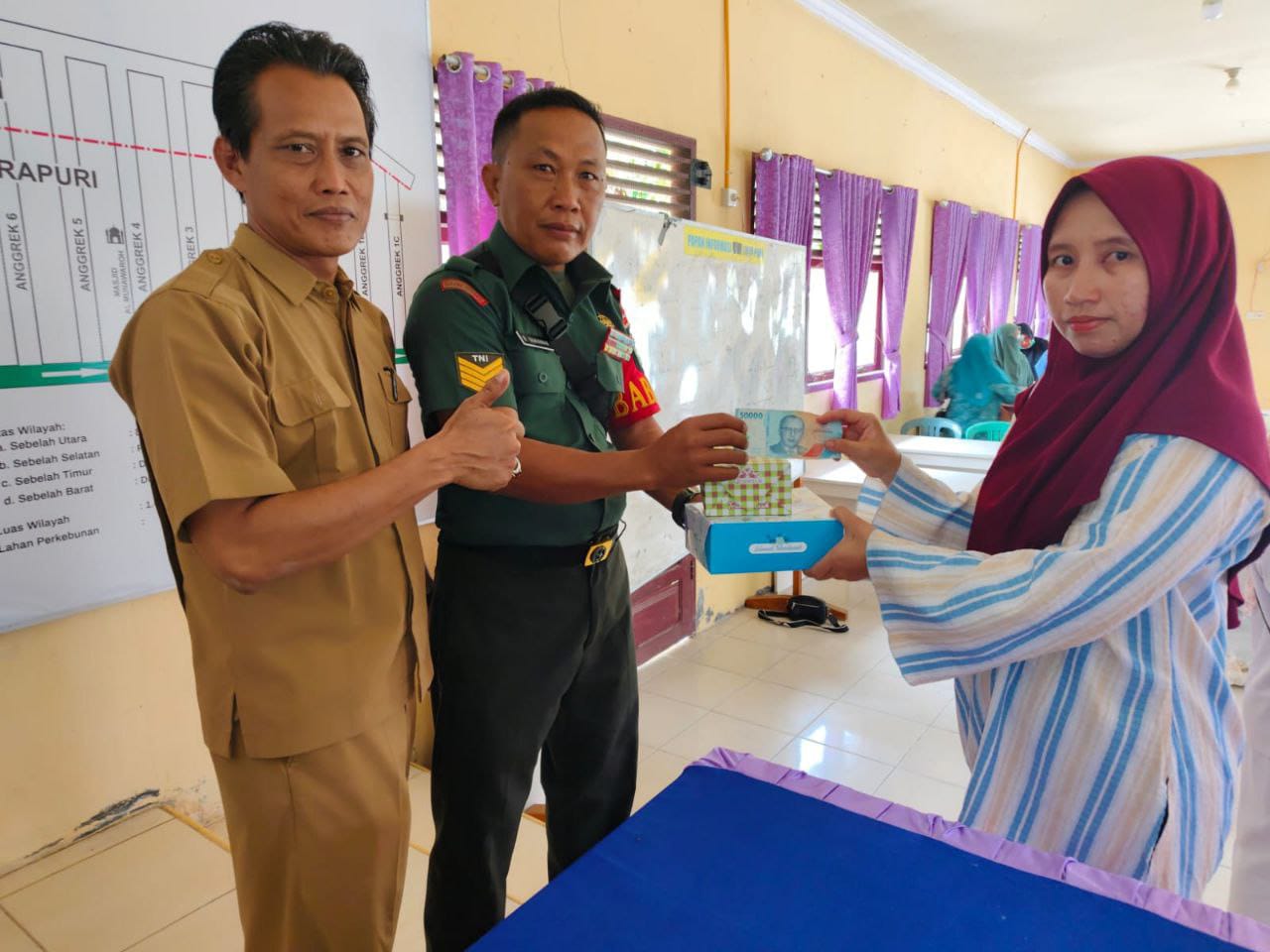 Babinsa Koramil 16/Tapung Dampingi Pelaksanaan KB Kes, Bagi Masyarakat