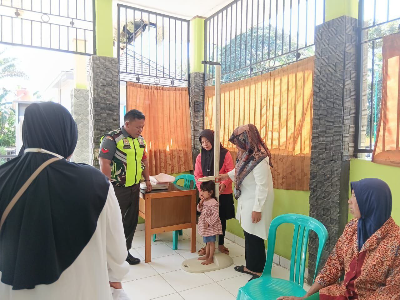 Dukung Program Kesehatan Balita, Babinsa 16/Tapung Dampingi Pelaksanaan Posyandu