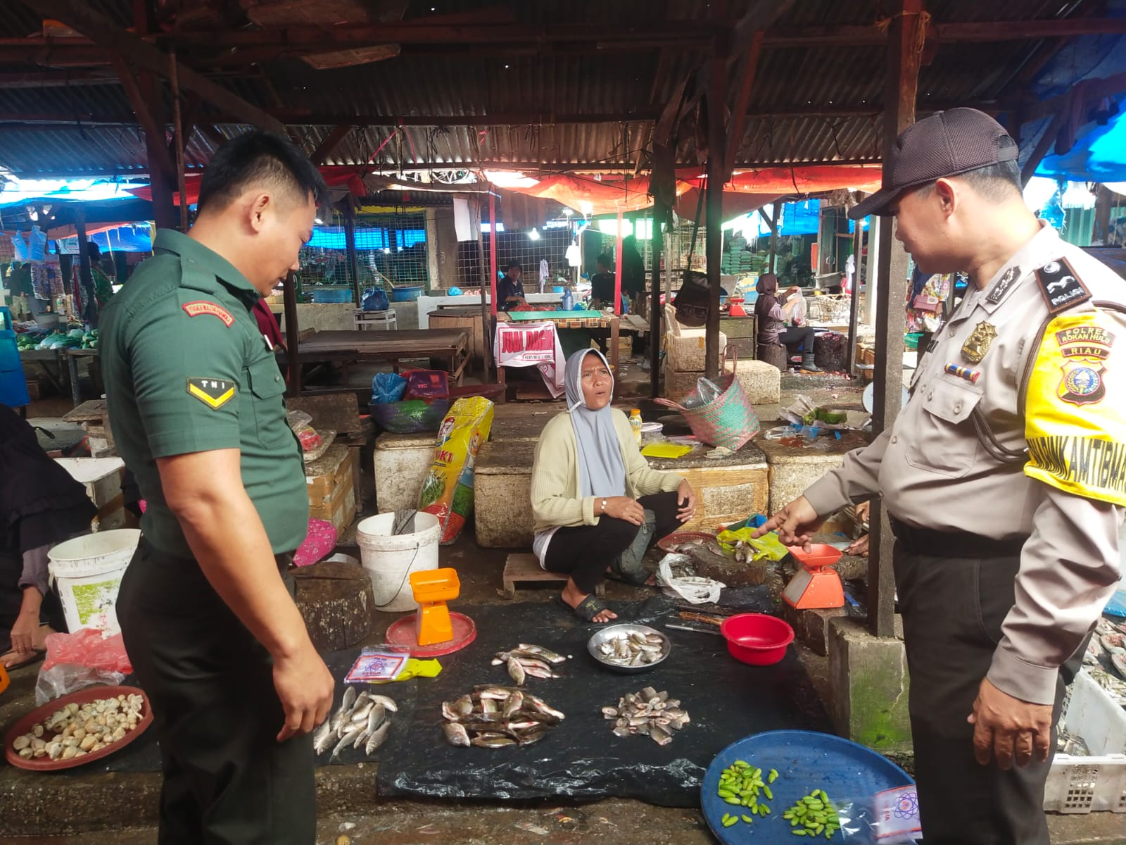 Serda Jesi, Babinsa Koramil 08/Tandun  Memonitor Harga Bahan Pangan di Pasar Bersama Bhabinkamtibmas