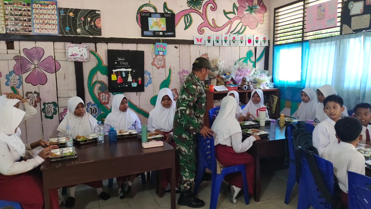 Anggota Koramil 05/KK Melaksanakan Monitoring Kegiatan Makan Bergizi Gratis 