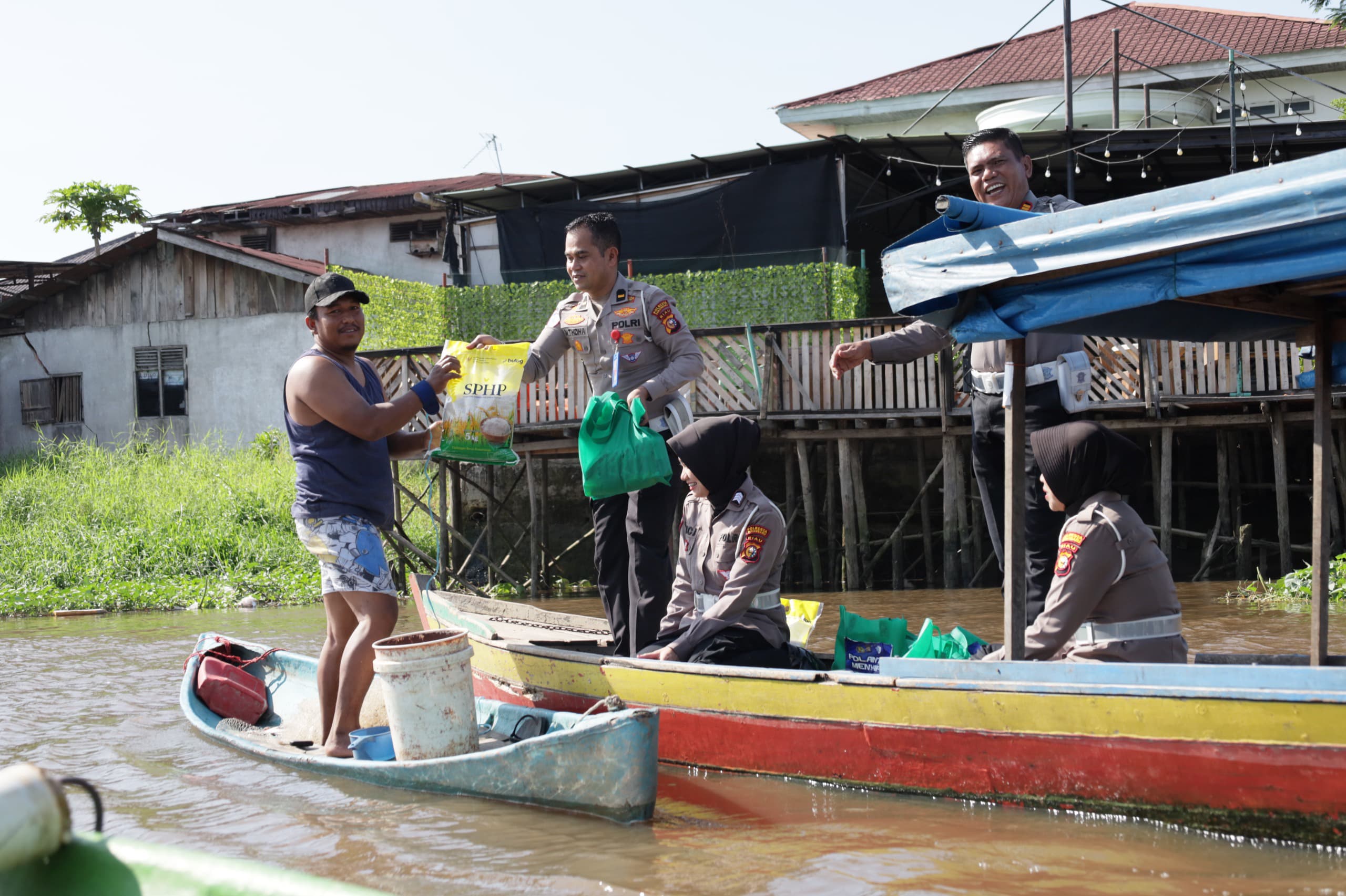 Satlantas Polresta Pekanbaru Salurkan Bansos untuk Nelayan Sungai Siak 