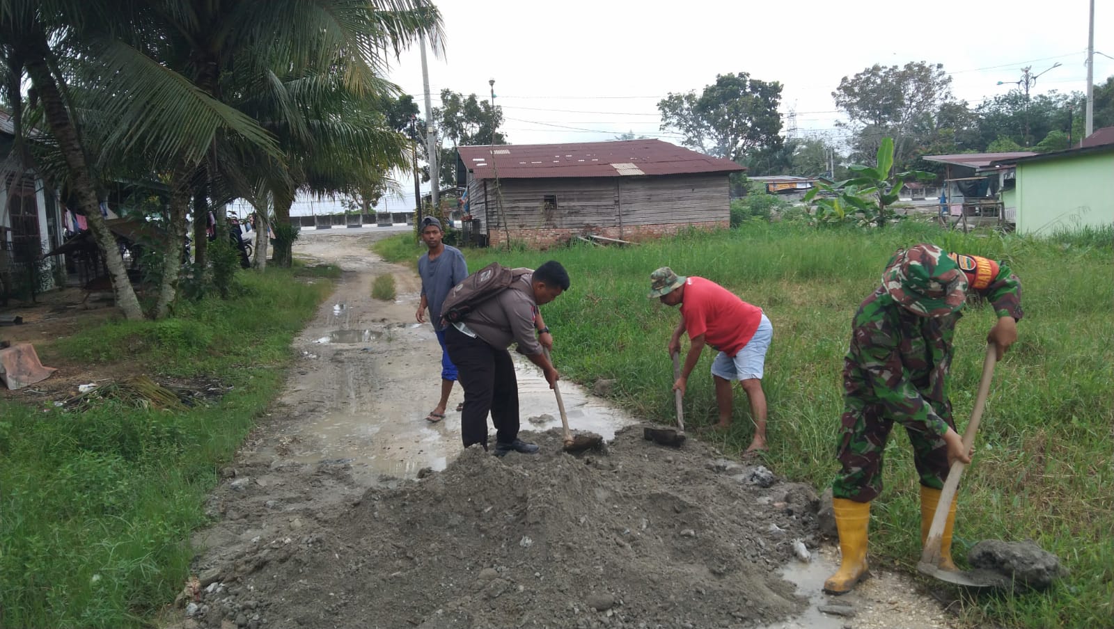 Babinsa Koramil 07/ Kampar Bersama Warga Gotong Royong Timbun Jalan Rusak