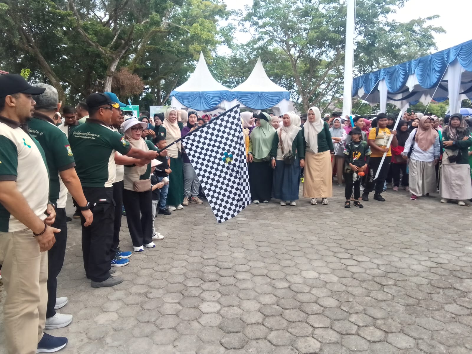 Wakili Dandim, Danramil 01/Bkn Ikuti Gebyar Jalan Santai Dalam Rangka HKN Ke-61 Tahun 2025