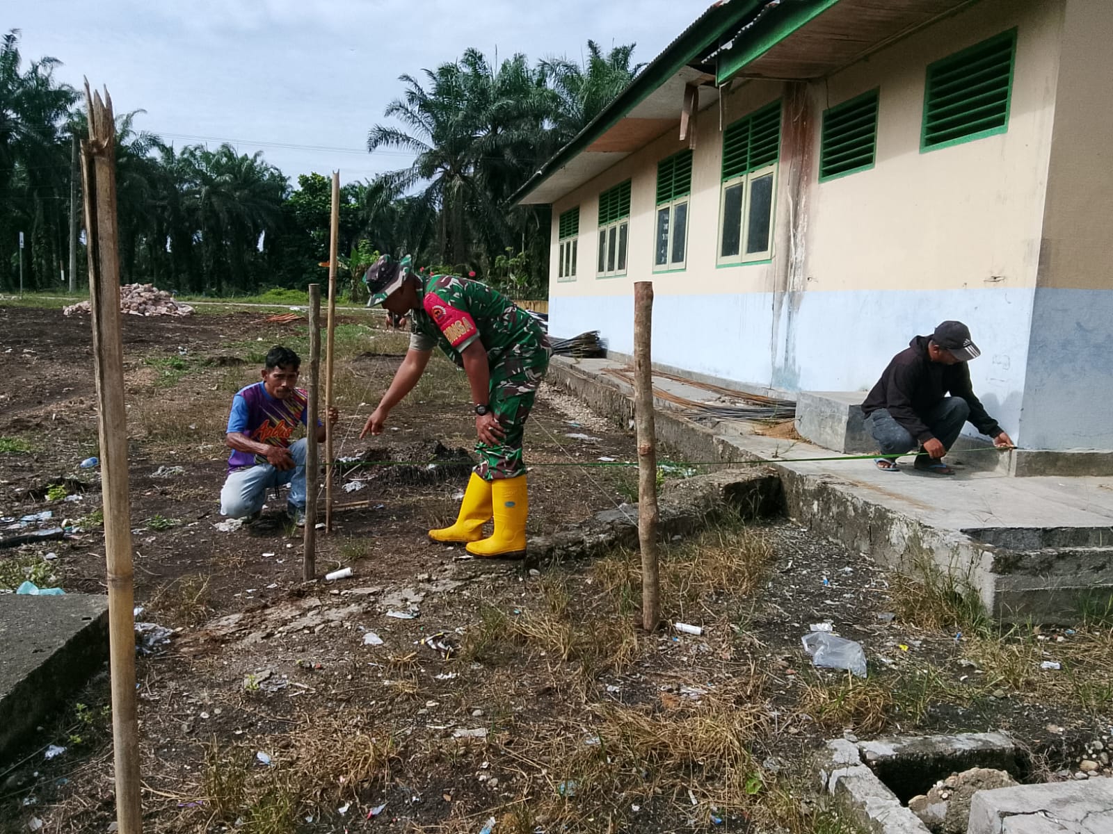 Babinsa Koramil 01/Bkn Dukung Percepatan Pembangunan KDKMP Program Nasional 