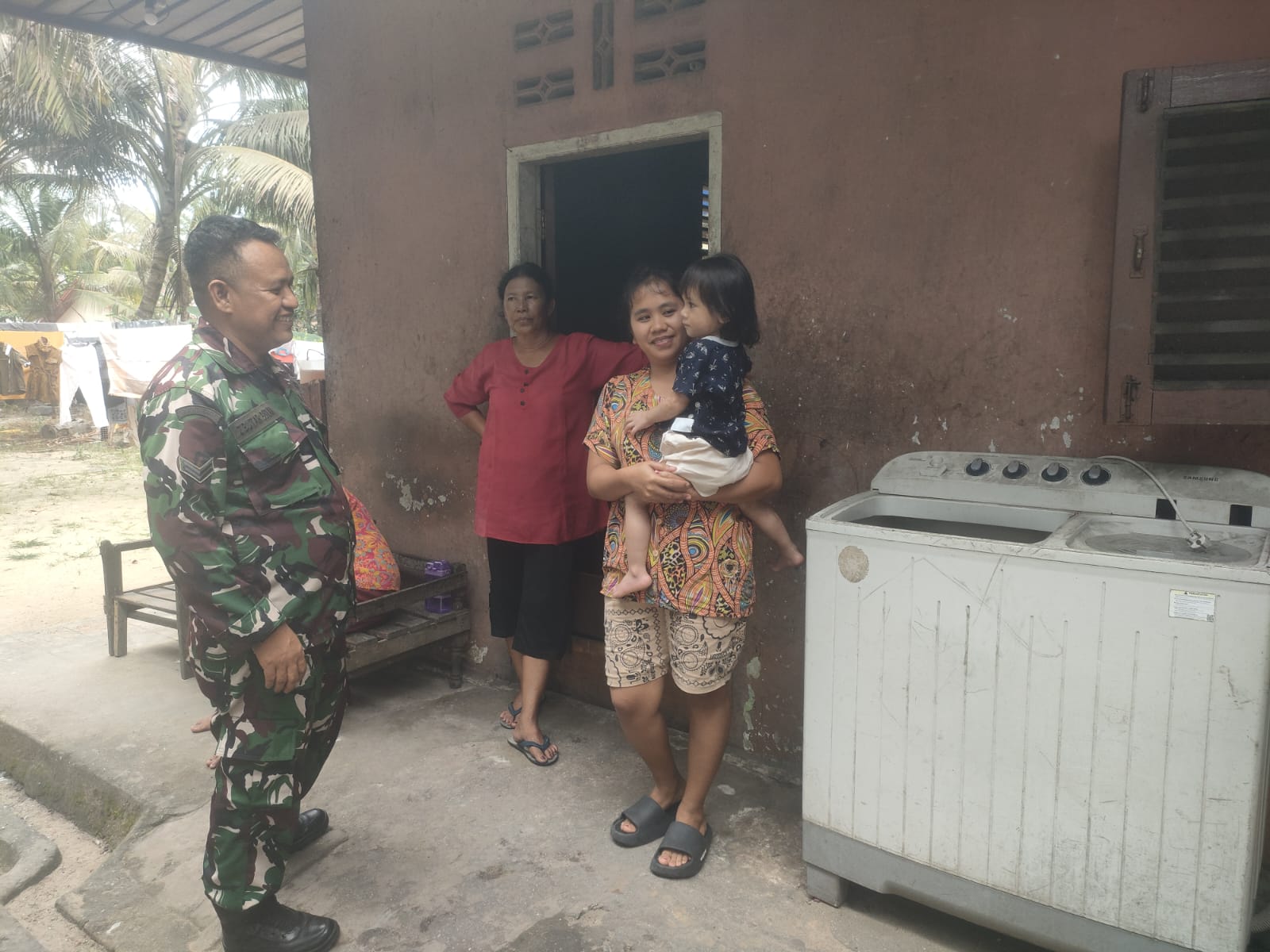 Dukung Program Penurunan Stunting, Babinsa Koramil 06 Siak Hulu Datangi Rumah Warga