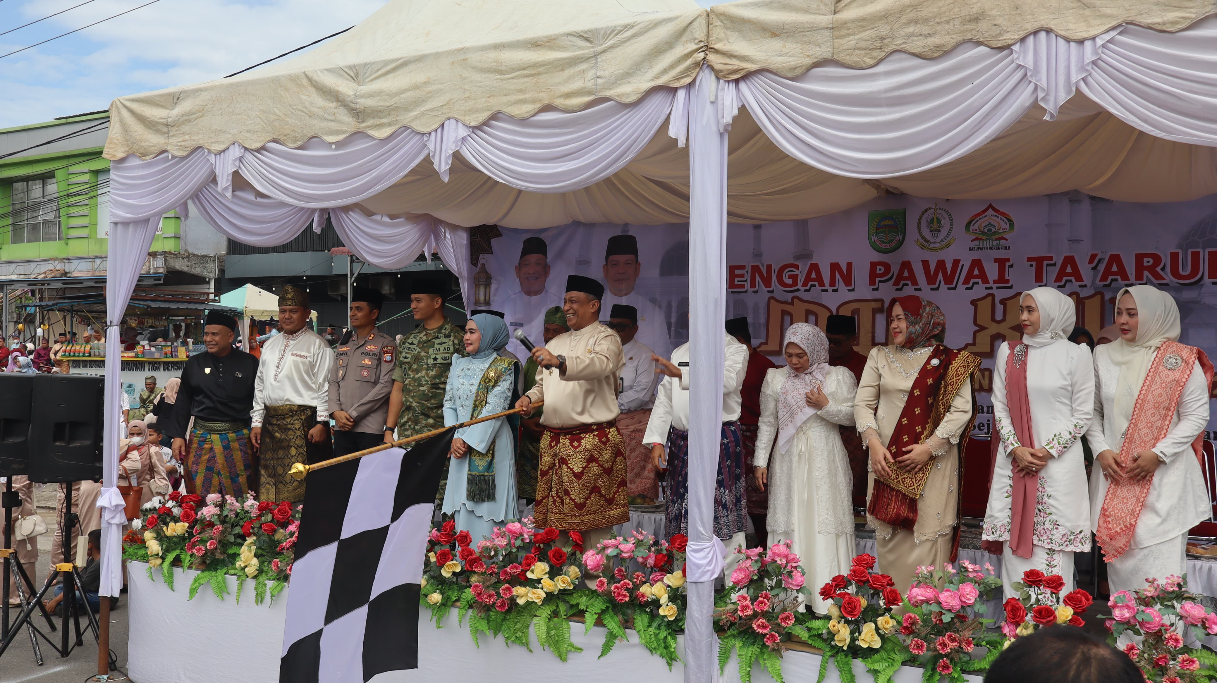 Dandim 0313/Kpr Hadiri Pawai Ta'aruf MTQ XXP Rokan Hulu, Ribuan Peserta Padati Jalanan Rambah