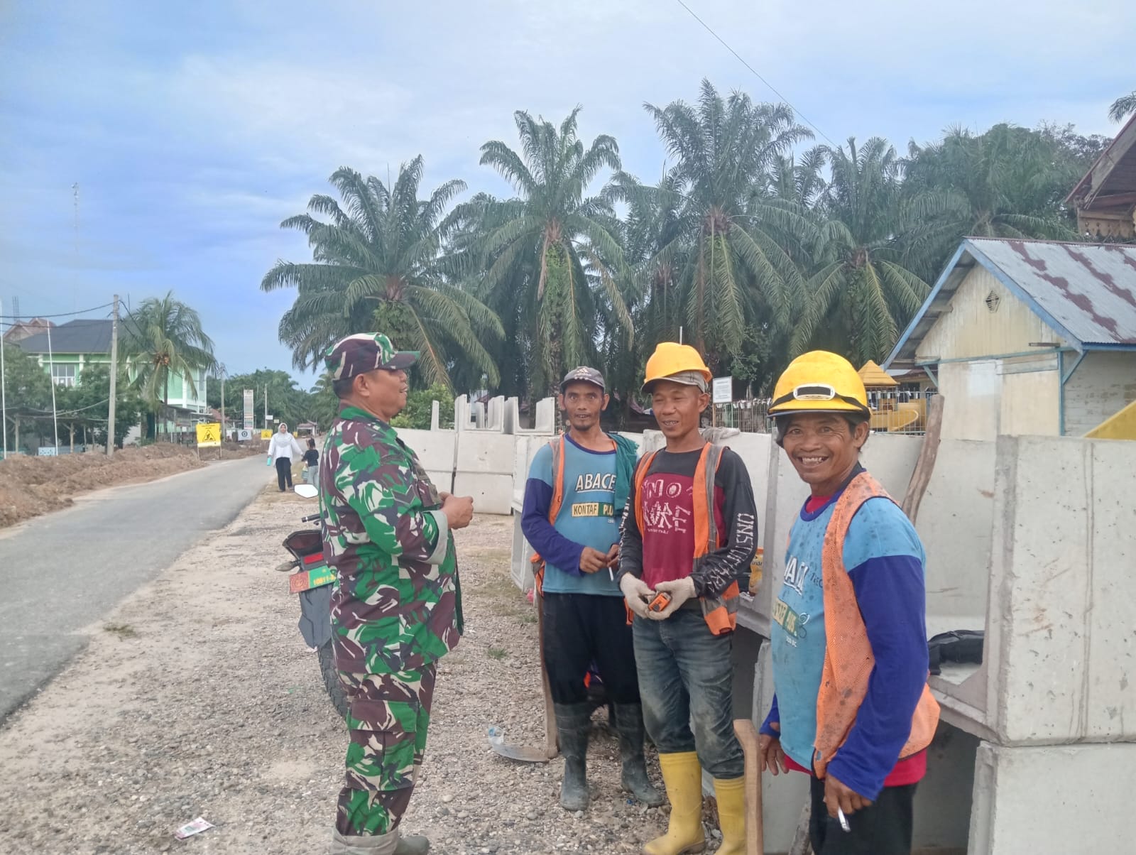 Babinsa SERTU M Rasul Komsos Bersama Masyarakat 