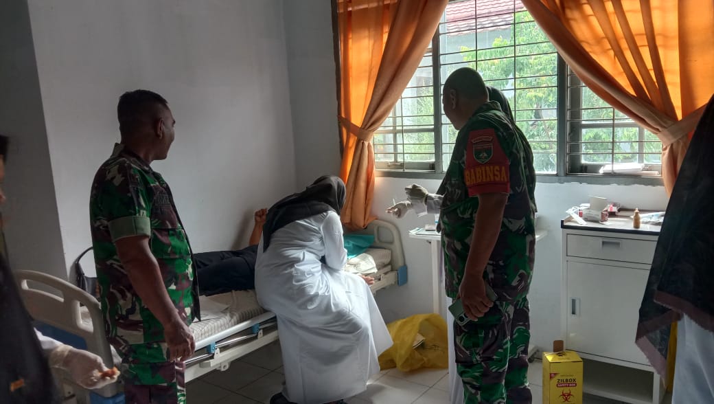 Babinsa Koramil 01/BKN, Hadiri Kegiatan Pelayanan KB Serentak di Puskesmas Kuok