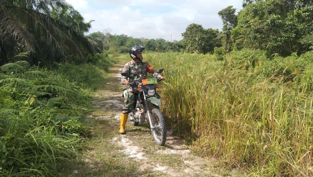 Stop Karhutla, Babinsa Laksanakan Patroli dan Sosialisasi di Wilayah Koramil 07/Kampar 