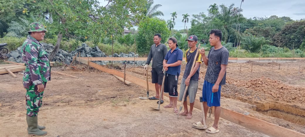 Babinsa Koramil 12/XIII Koto Kampar Berikan Arahan kepada Tukang Pekerjaan Koperasi Merah Putih