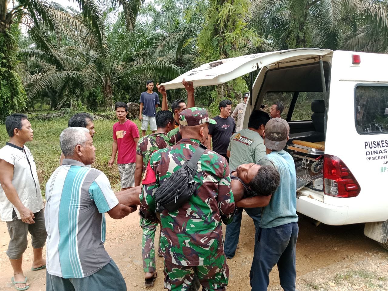 Tindakan Cepat Babinsa Koramil 08/Tdn Evakuasi Korban Tewas Tersengat Listrik di Tandun, Rokan Hulu