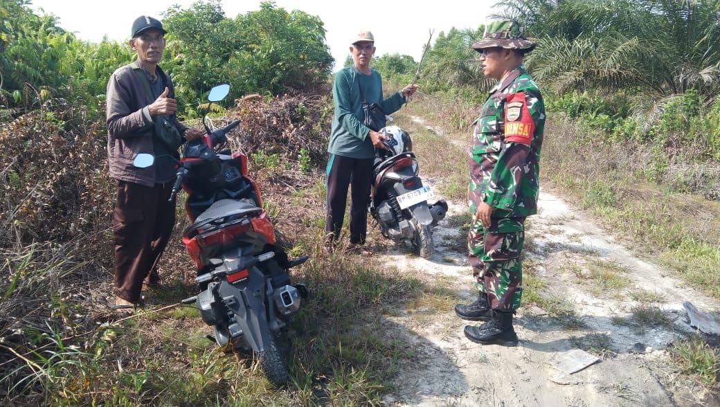 Babinsa Koramil 07/Kampar Lakukan Patroli Karhutla dan Sosialisasi Bahaya Membakar Lahan
