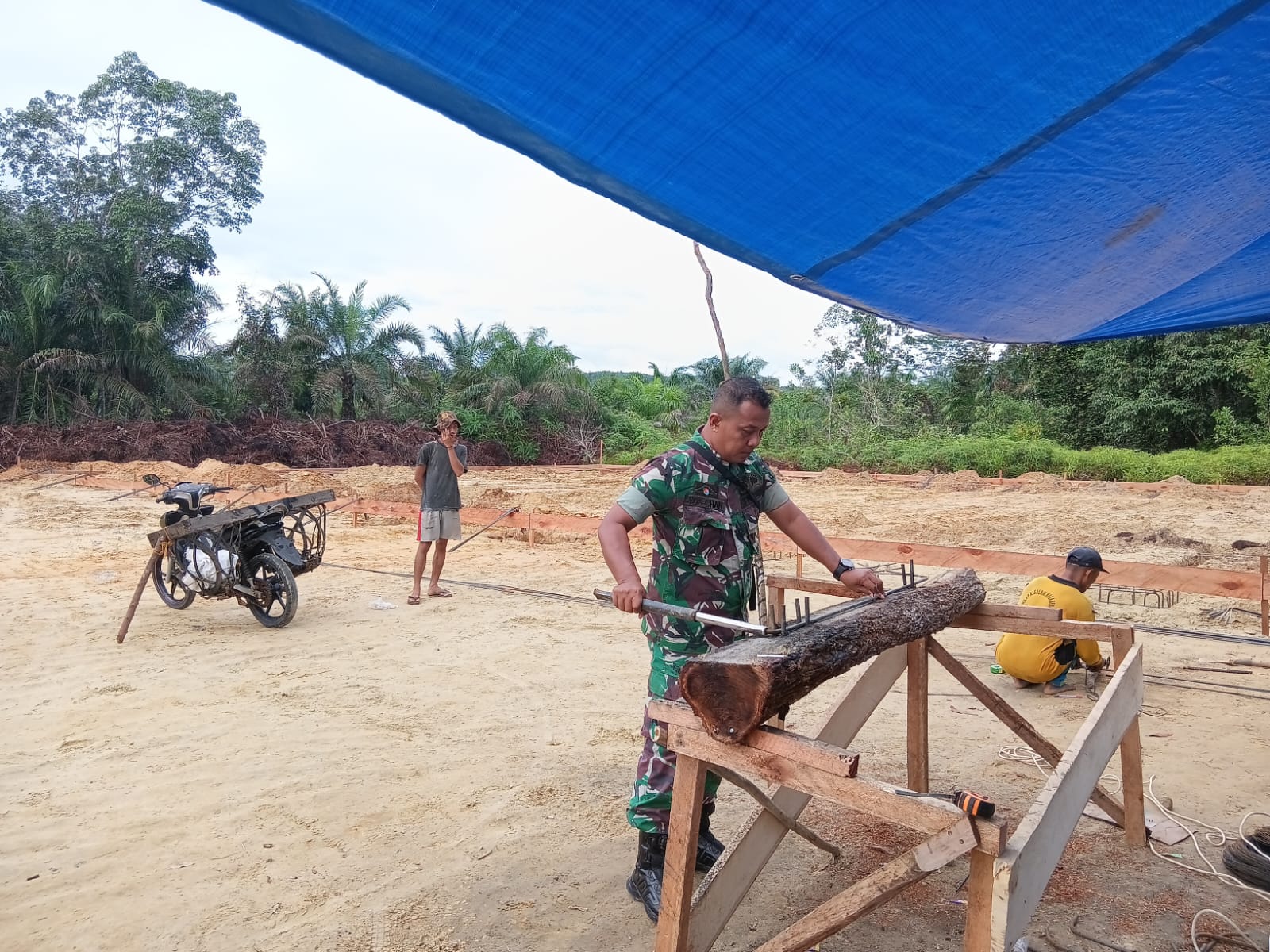 Mendukung Proyek Strategis Nasional, Serda Yos Candra Bantu Tukang Pembangunan Koperasi Merah Putih