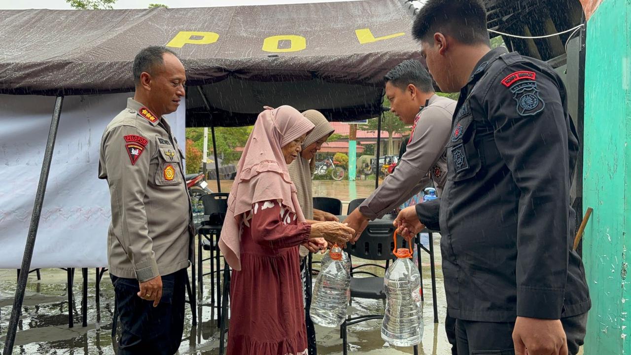 Di Tengah Bencana, Brimob Riau Bawa Harapan : Sembako dan Air Bersih untuk Warga Terdampak