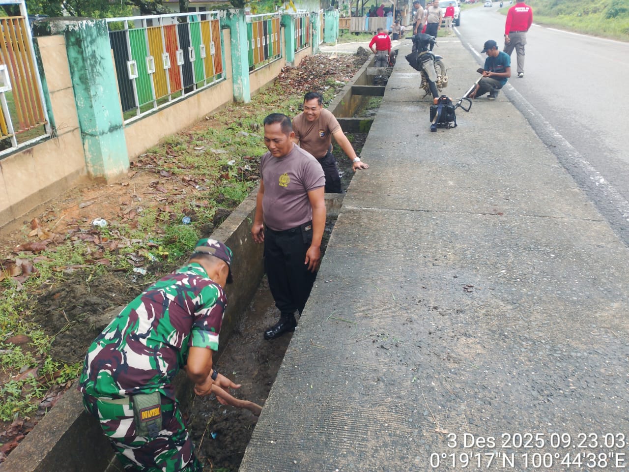 Personel Koramil 12/XIII Koto Kampar Bersama Polsek Gelar Gotong Royong Antisipasi Bencana Banjir