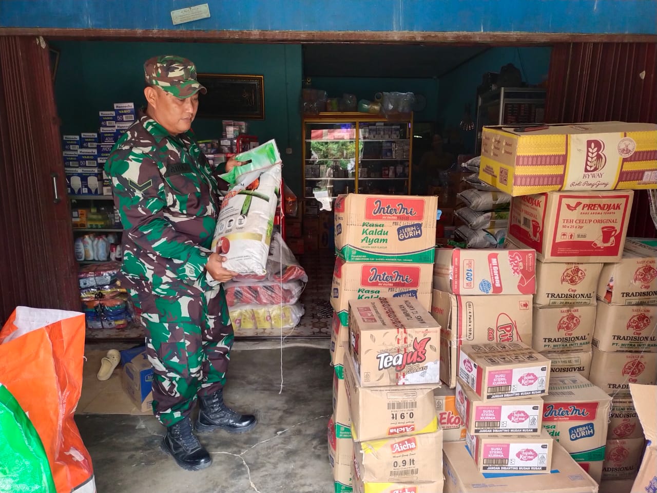 Babinsa Rutin Laksanakan Pengecekan Harga Sembako di Wilayah Binaan