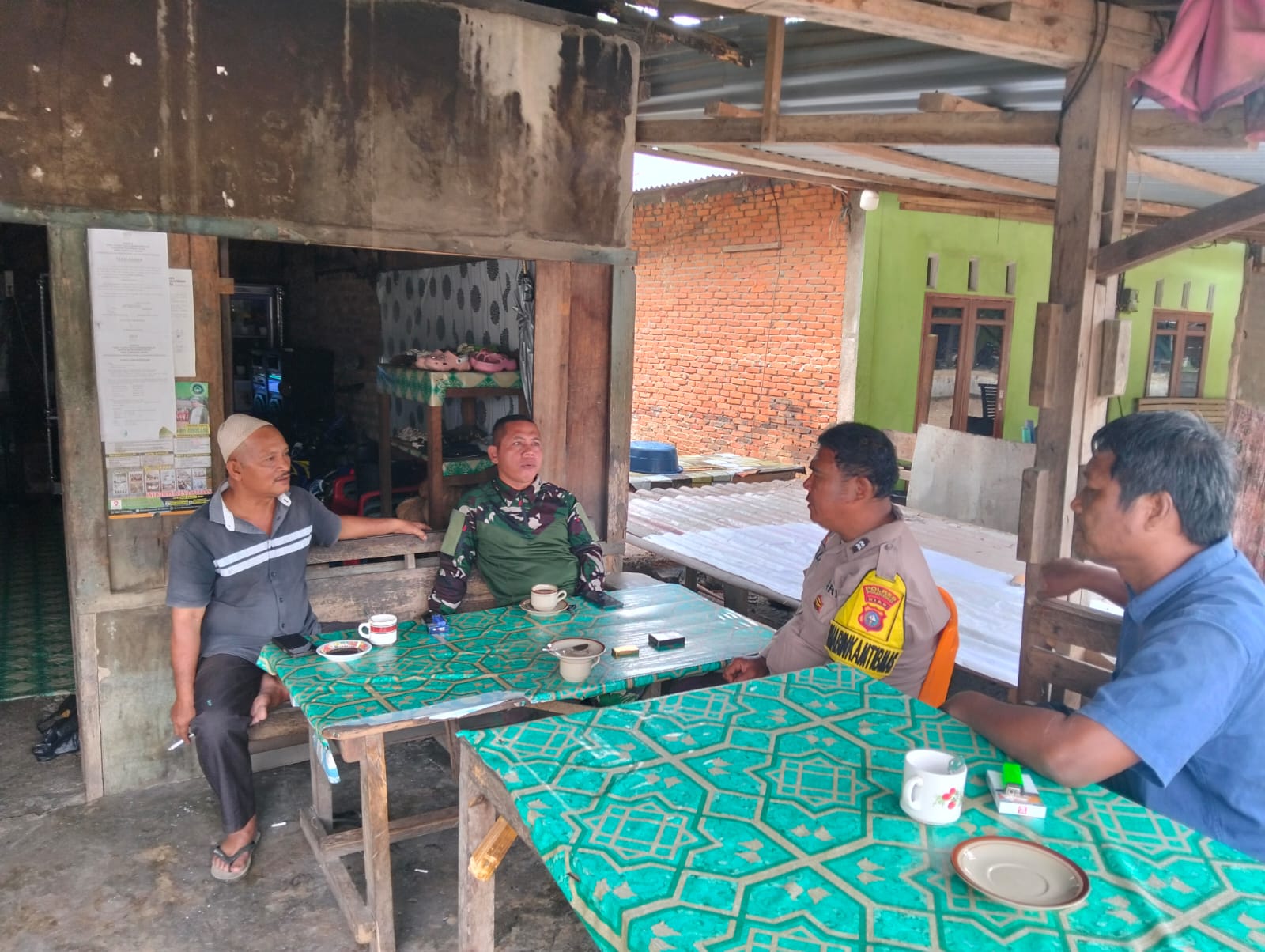 Babinsa dan Bhabinkamtibmas Tambusai Ajak Warga Masyarakat Jaga Keamanan Lingkungan