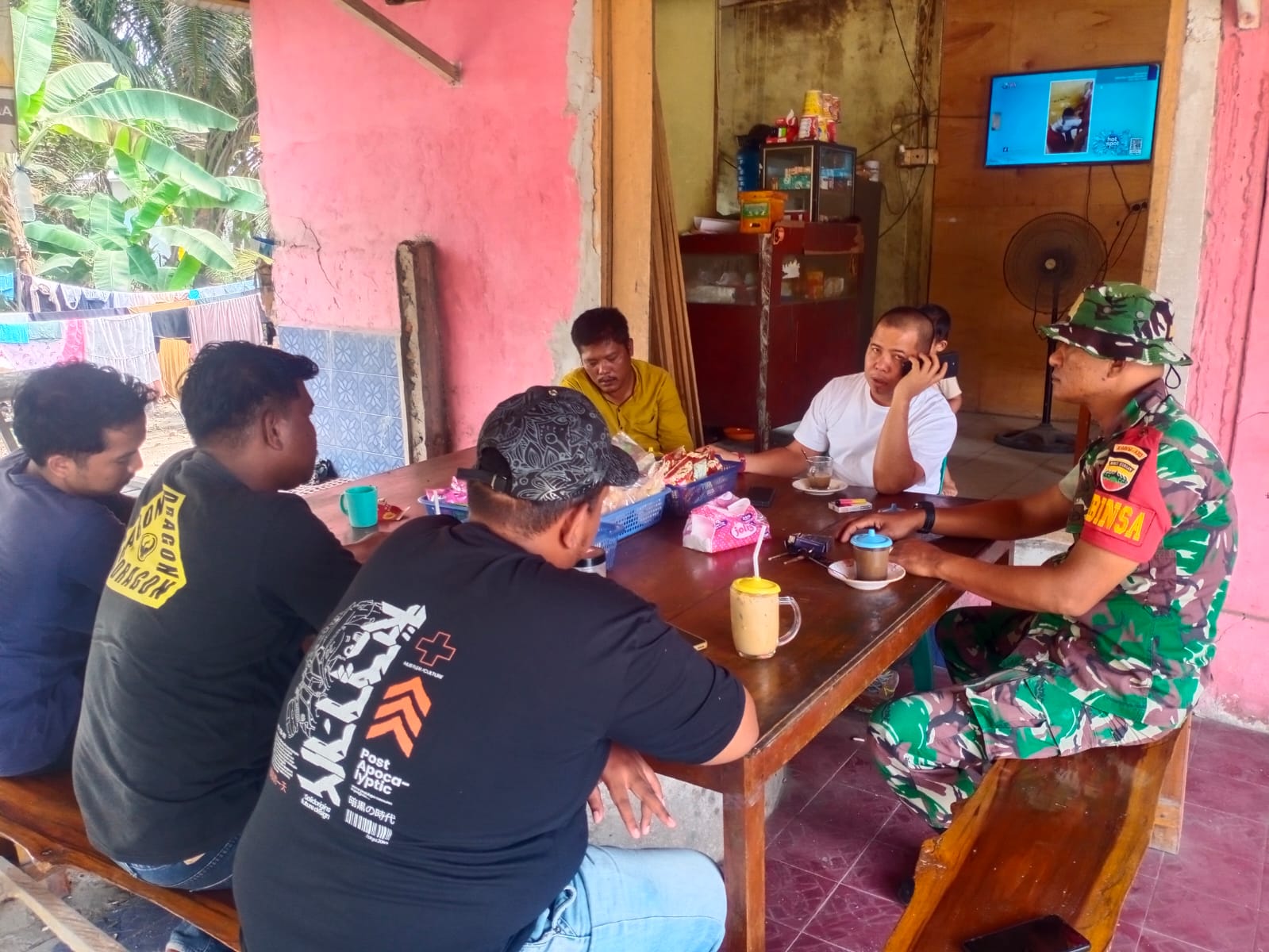 Babinsa Desa Teratak Koramil 07/Kampar Melaksanakan Komsos Dirumah Masyarakat Binaan