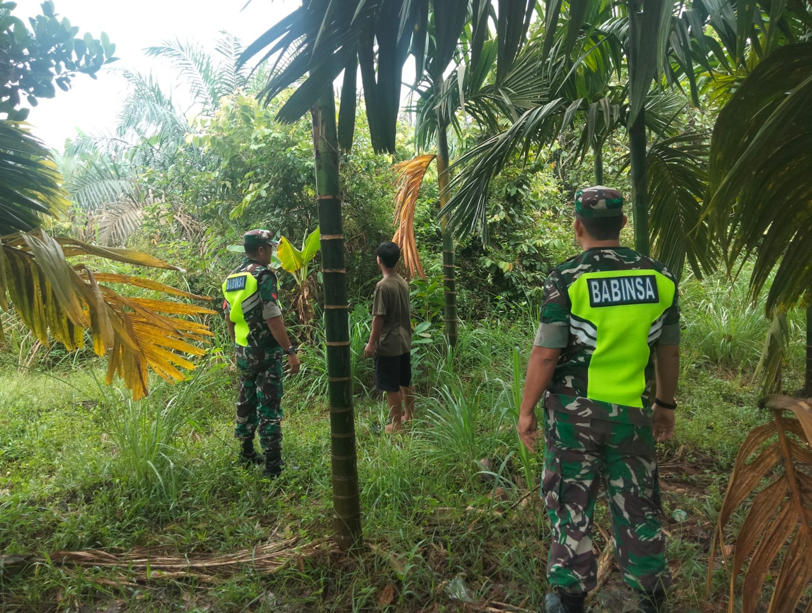 Babinsa Laksanakan Patroli dan Sosialisasi Masyarakat Cegah Karhutla Wilayah Koramil 14/Kepenuhan 