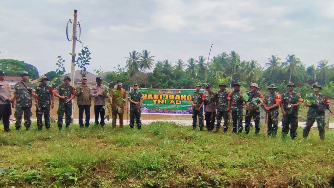 Semangat Personil TNI AD di Kabupaten Rokan Hulu Menanam Pohon