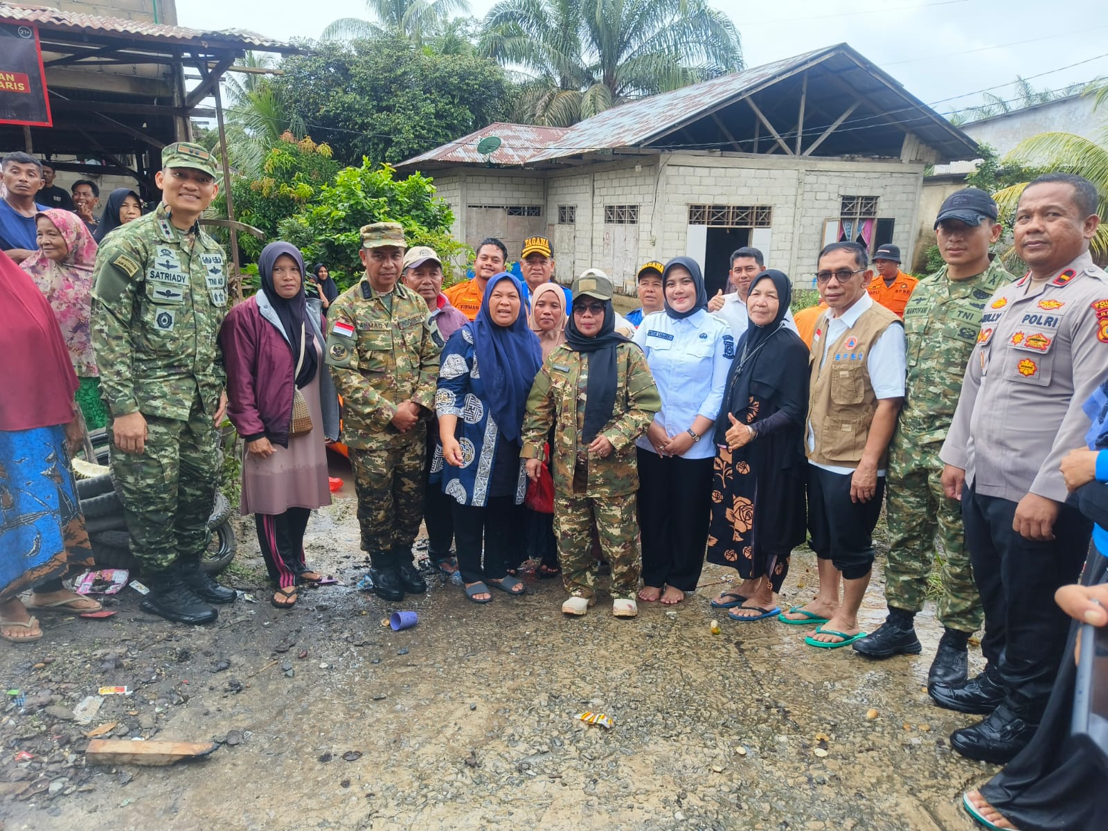 Solidaritas di Tengah Bencana : Dandim 0313/KPR Bersama Bupati Tinjau Langsung Korban Banjir