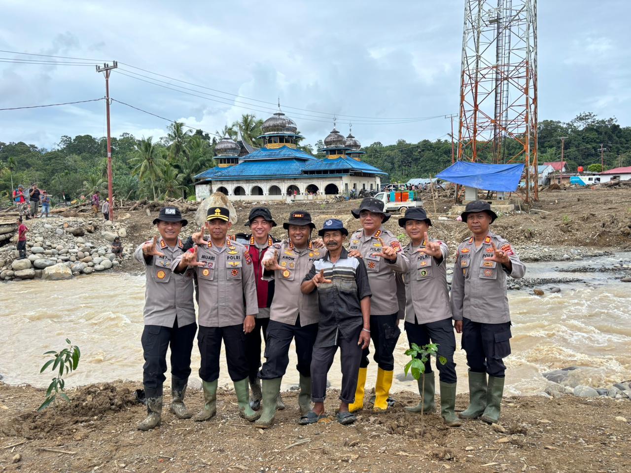 Dansat Brimob Polda Riau Tanam Pohon di Kabupaten Agam, Pulihkan Alam Pasca Banjir Bandang