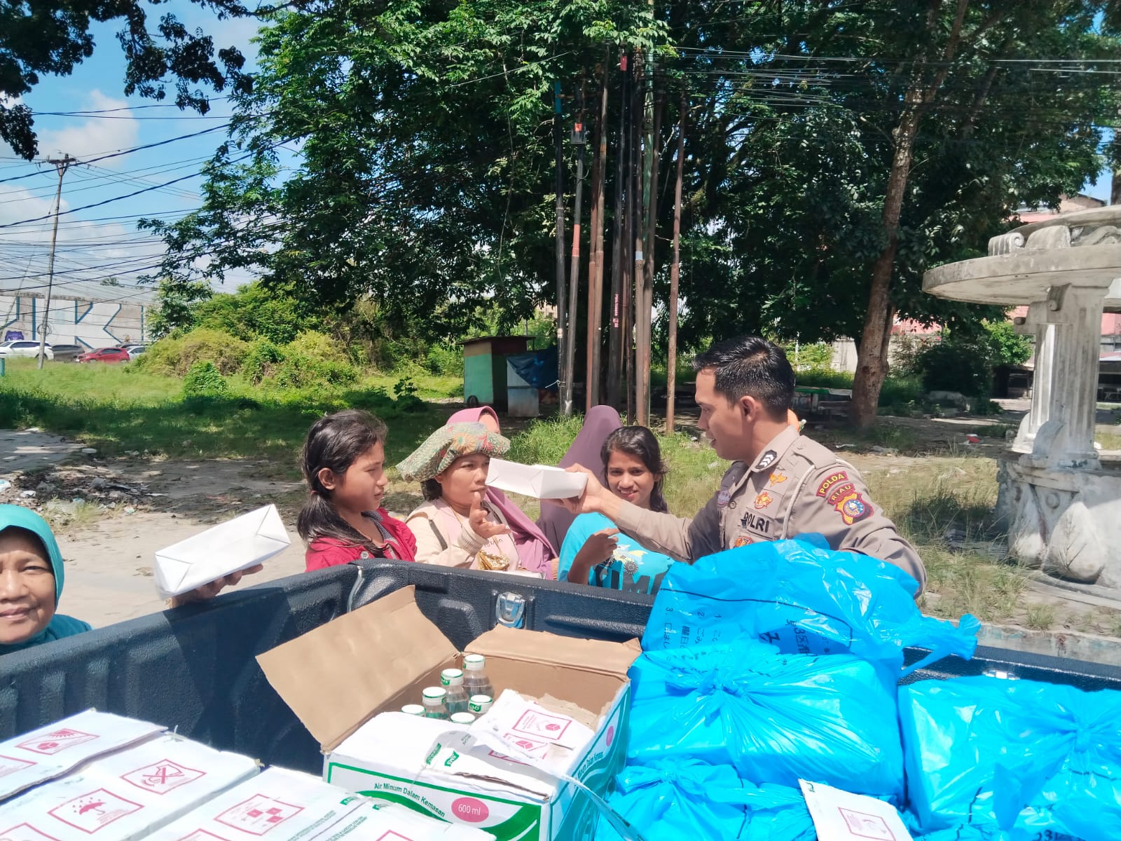 Berbagi Kepedulian Jelang Nataru, Ditlantas Polda Riau Hadir Lewat Jumat Barokah